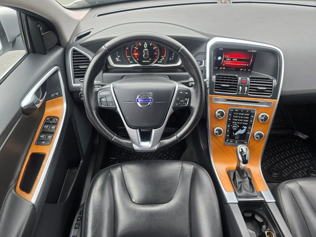 Used 2017 Volvo XC60 T5 Inscription w/ Preferred Option Package AWD/4WD image 2