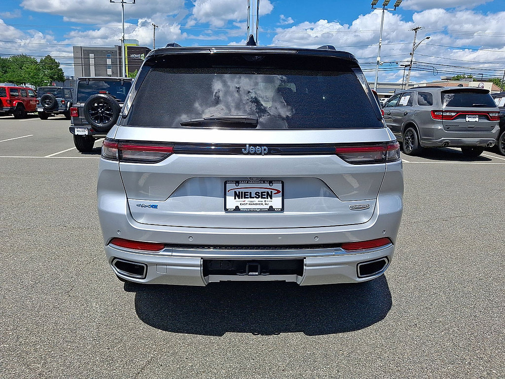 Used 2024 Jeep Grand Cherokee Summit AWD/4WD image 7