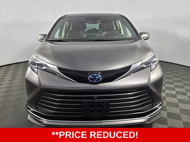 Used 2024 Toyota Sienna Platinum AWD/4WD image 2