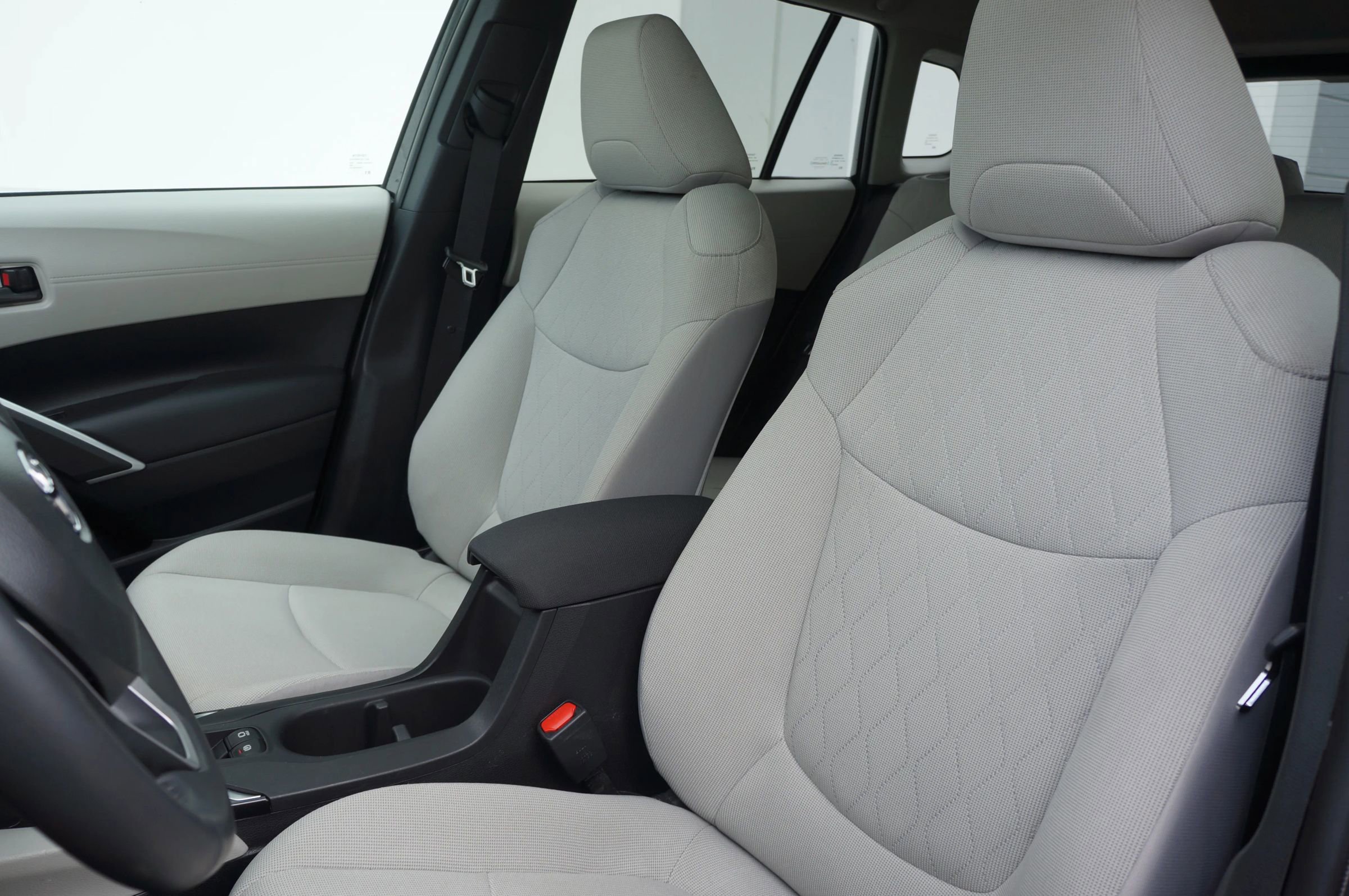 Used 2025 Toyota Corolla Cross LE image 28