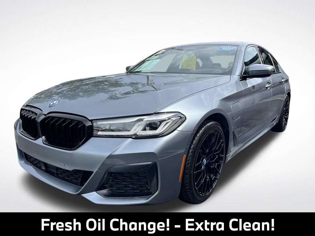 Used 2022 BMW 530e xDrive w/ Premium Package AWD/4WD image 4