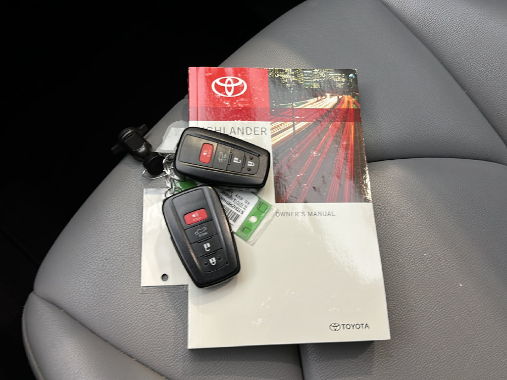 Used 2022 Toyota Highlander XLE AWD/4WD image 36
