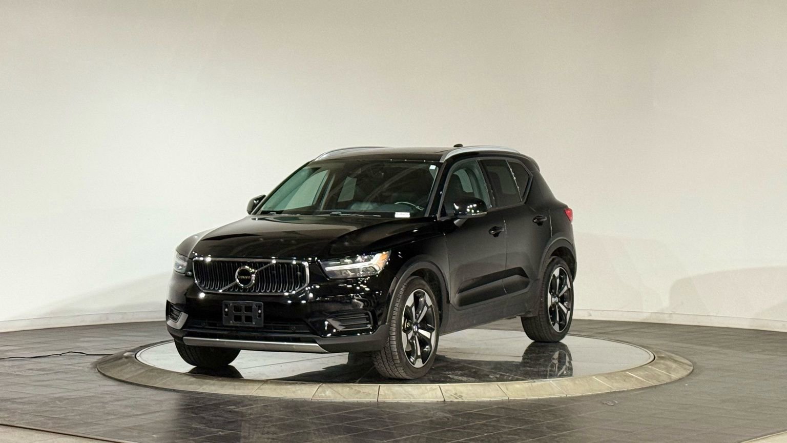 Used 2020 Volvo XC40 T5 Momentum image 5