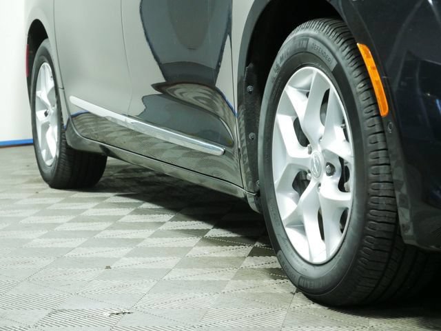 Certified 2017 Chrysler Pacifica Touring-L Plus w/ Advanced Safetytec Group FWD image 8