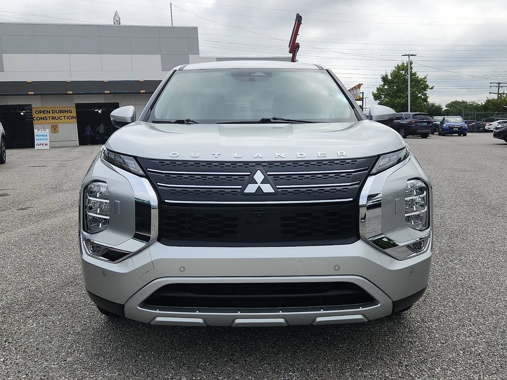 Used 2024 Mitsubishi Outlander AWD image 2