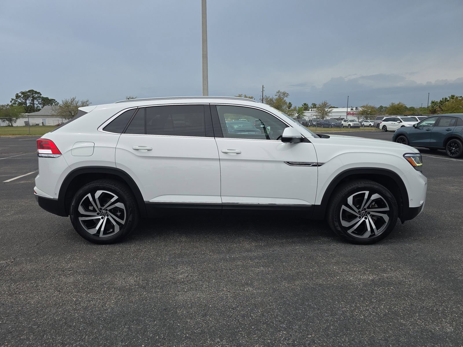 Used 2020 Volkswagen Atlas Cross Sport SEL Premium image 3