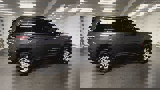 Used 2024 Jeep Grand Cherokee Laredo image 9