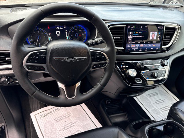 Used 2025 Chrysler Pacifica Select FWD image 17