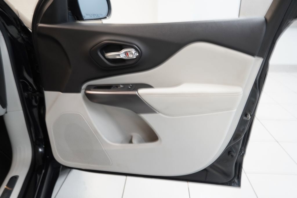 Used 2019 Jeep Cherokee Limited image 29