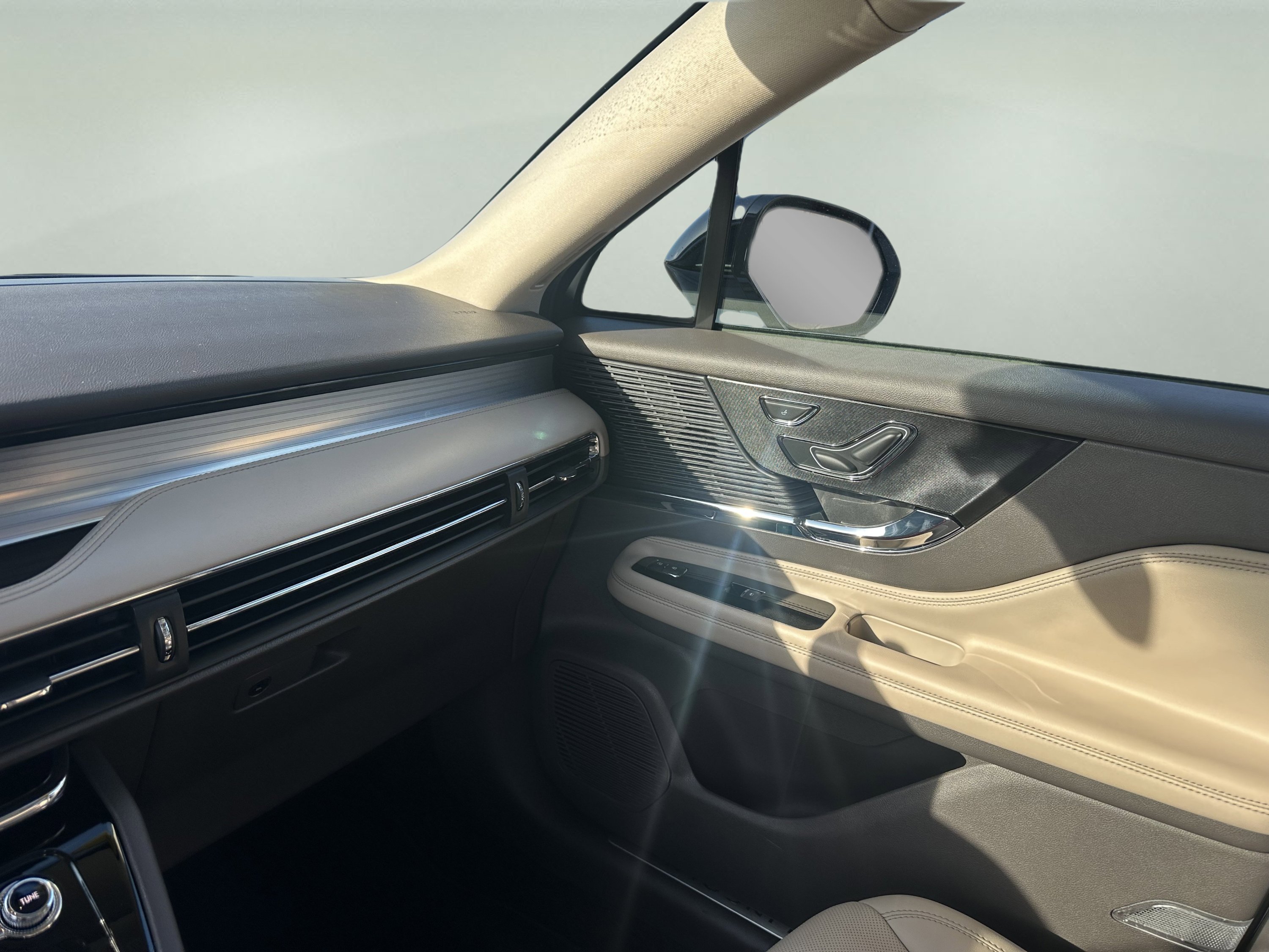 Used 2022 Lincoln Corsair AWD w/ Premium Package image 16