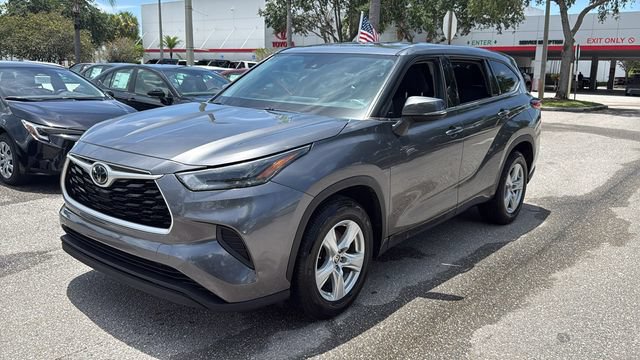 Used 2021 Toyota Highlander L FWD image 3