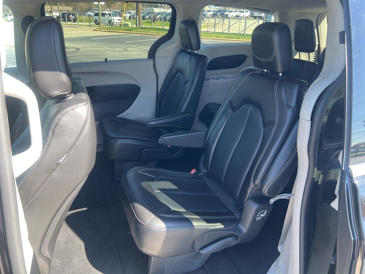 Used 2024 Chrysler Pacifica Touring-L image 18