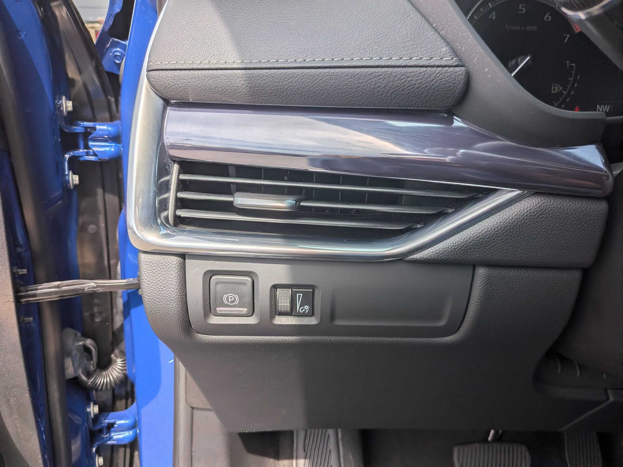 Certified 2023 Cadillac XT4 Luxury w/ Cold Weather Package AWD/4WD image 18