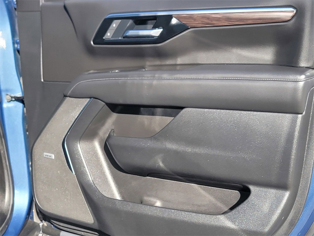 Used 2025 Chevrolet Suburban LT w/ Comfort Package image 26