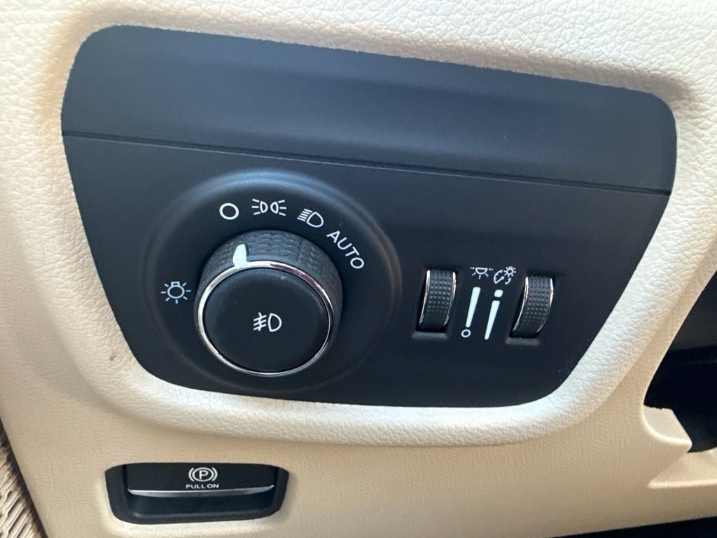 Used 2025 Jeep Grand Cherokee Limited AWD/4WD image 24