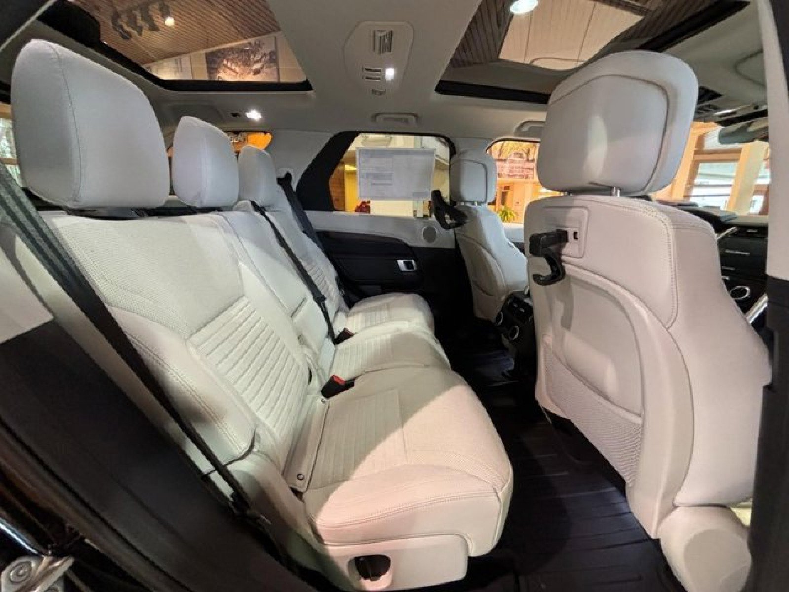 Certified 2024 Land Rover Discovery S image 18