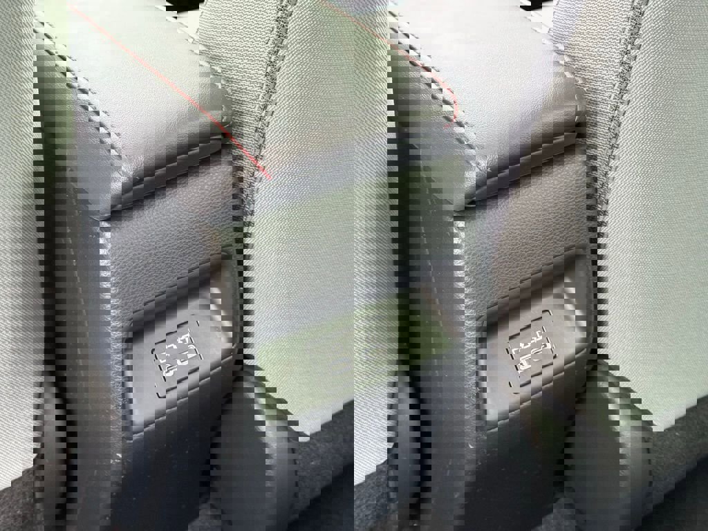 Used 2023 Toyota Corolla SE w/ SE Premium Package image 15