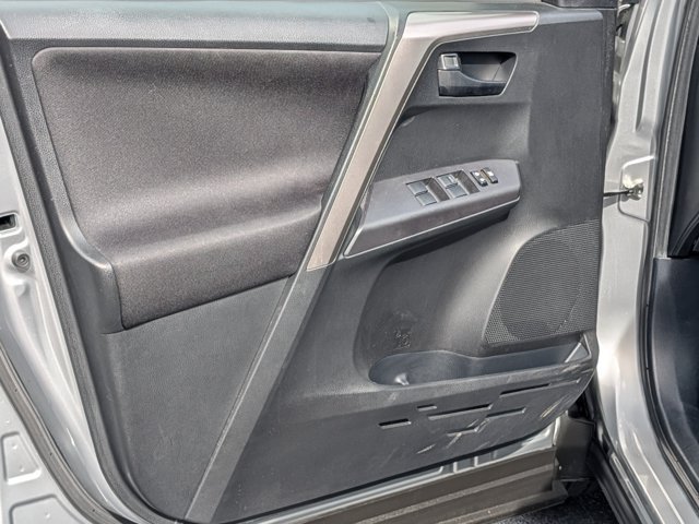 Used 2018 Toyota RAV4 LE FWD image 10