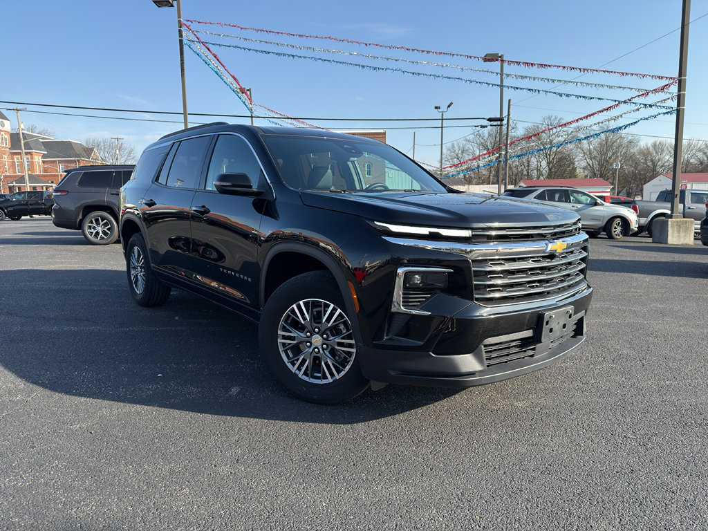 Used 2025 Chevrolet Traverse LT image 1