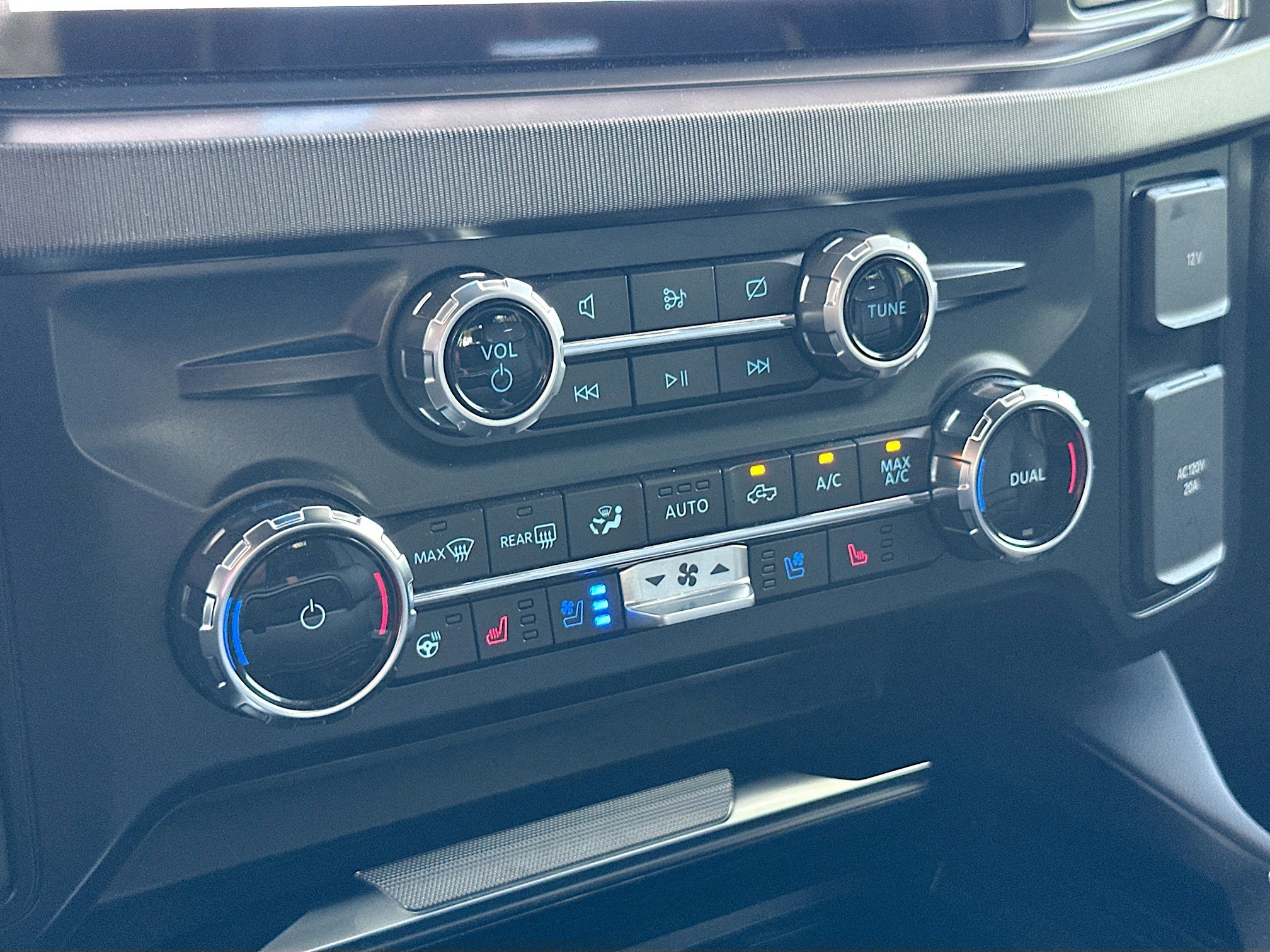 Used 2024 Ford F250 Platinum w/ FX4 Off-Road Package AWD/4WD image 16