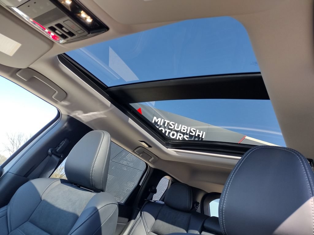 New 2026 Mitsubishi Outlander SE AWD/4WD image 2