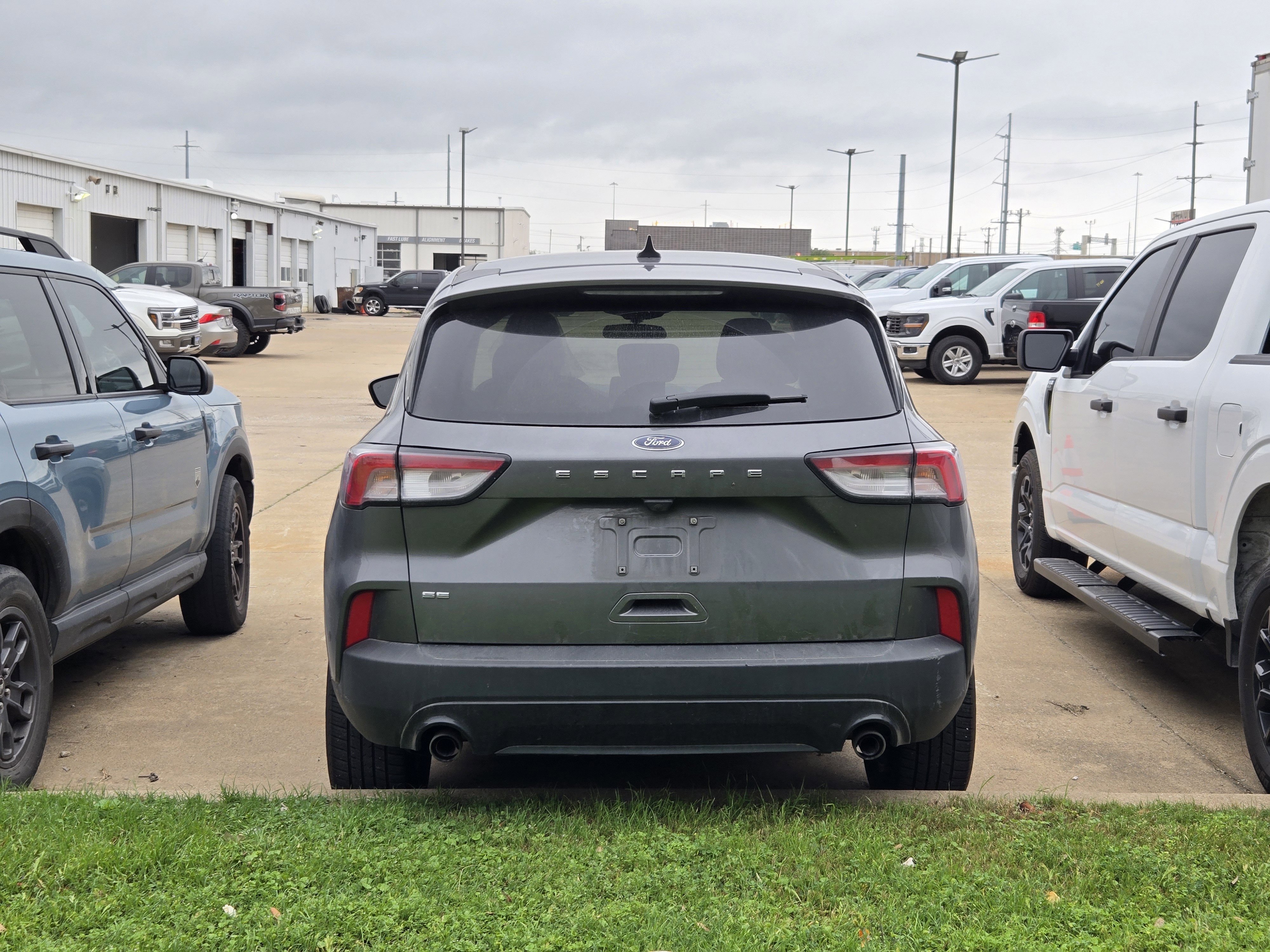 Used 2021 Ford Escape SE w/ SE Sport Appearance Package FWD image 4