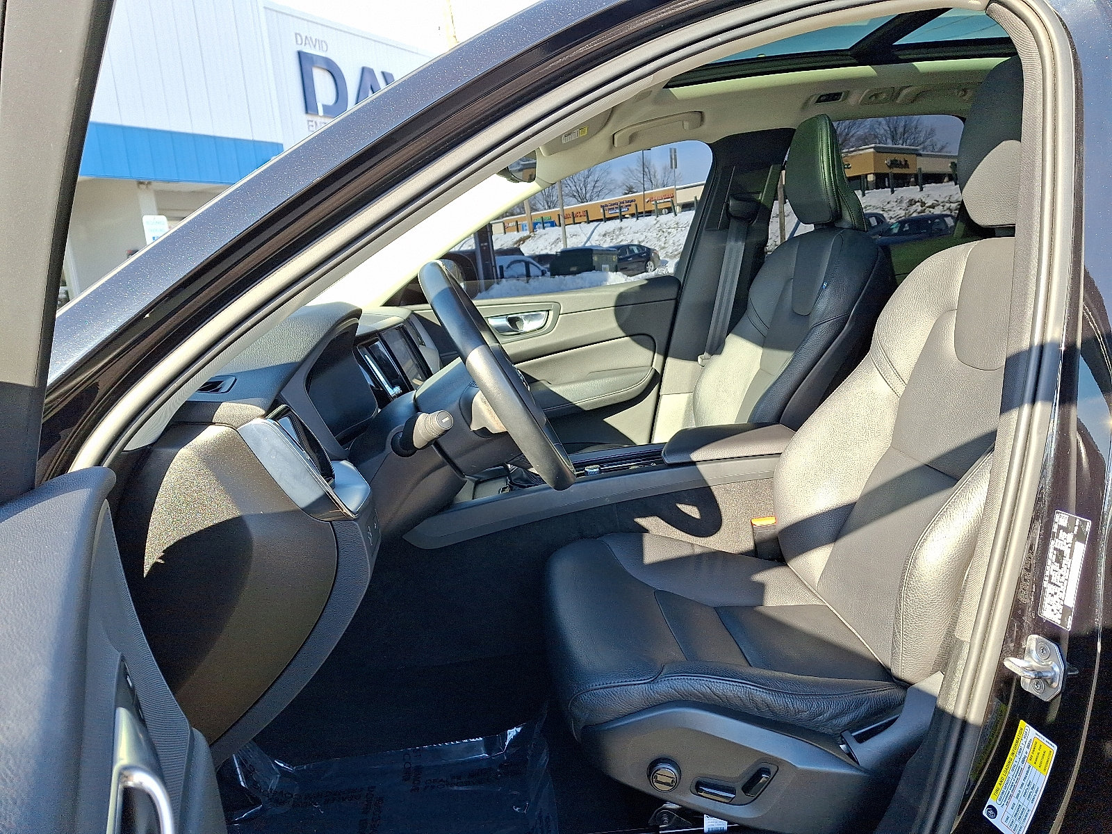 Used 2021 Volvo XC60 T5 Momentum w/ Premium Package image 13