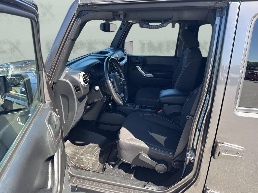 Used 2017 Jeep Wrangler Unlimited Sahara w/ Connectivity Group AWD/4WD image 9
