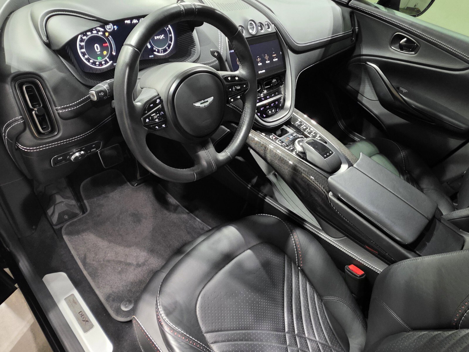 Used 2021 Aston Martin DBX image 3