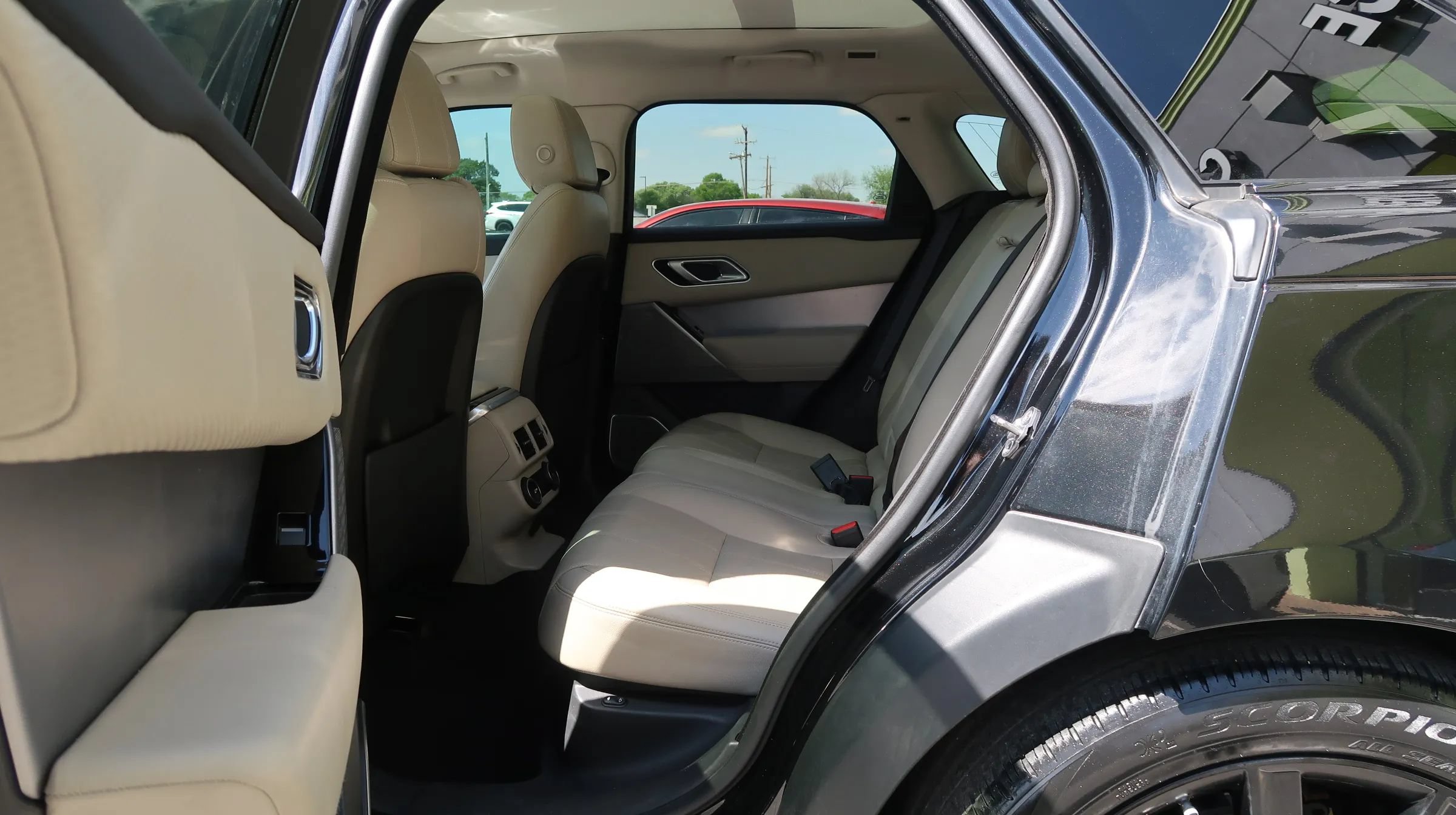 Used 2019 Land Rover Range Rover Velar R-Dynamic SE AWD/4WD image 19