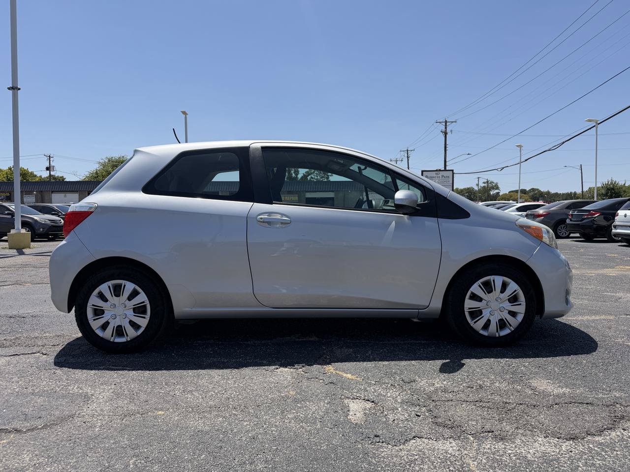 Used 2014 Toyota Yaris L FWD image 4