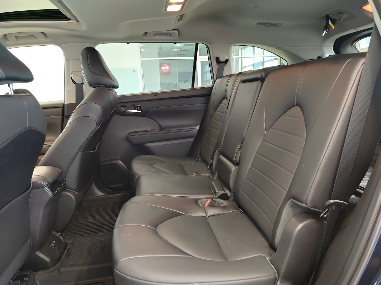 Used 2021 Toyota Highlander XLE image 13