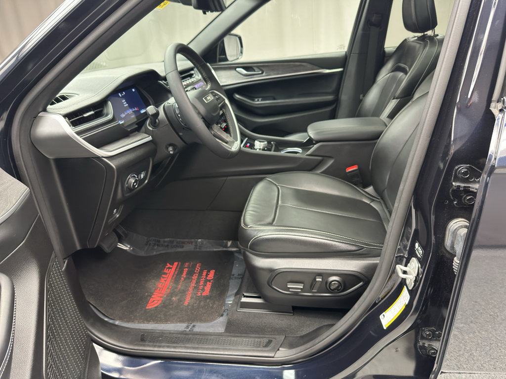 Used 2024 Jeep Grand Cherokee Limited w/ Luxury Tech Group II AWD/4WD image 9