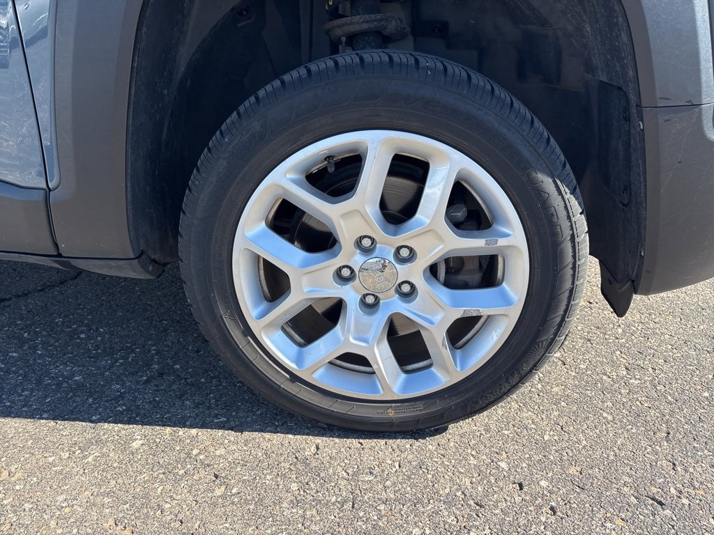 Used 2017 Jeep Renegade Latitude w/ Cold Weather Group image 7