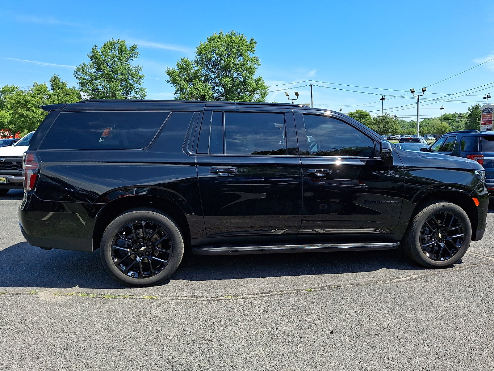 Used 2023 Chevrolet Suburban RST w/ Luxury Package AWD/4WD image 8