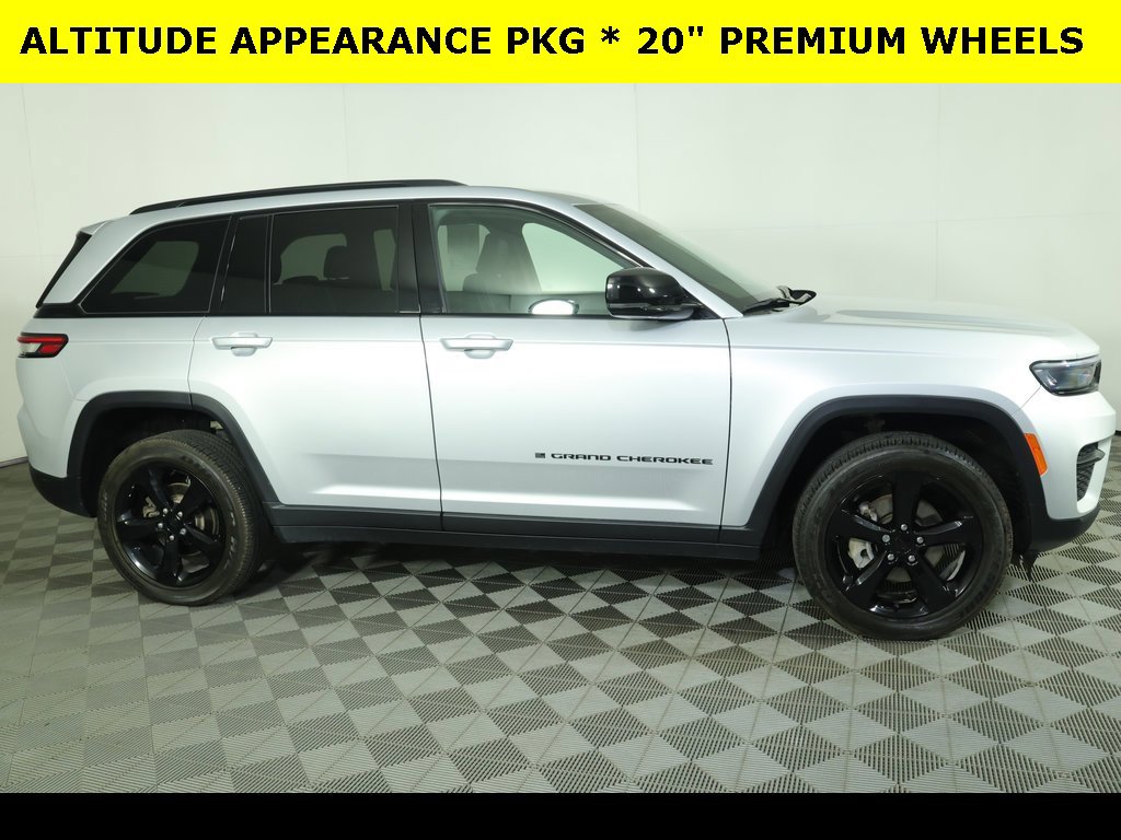 Used 2023 Jeep Grand Cherokee Altitude image 8