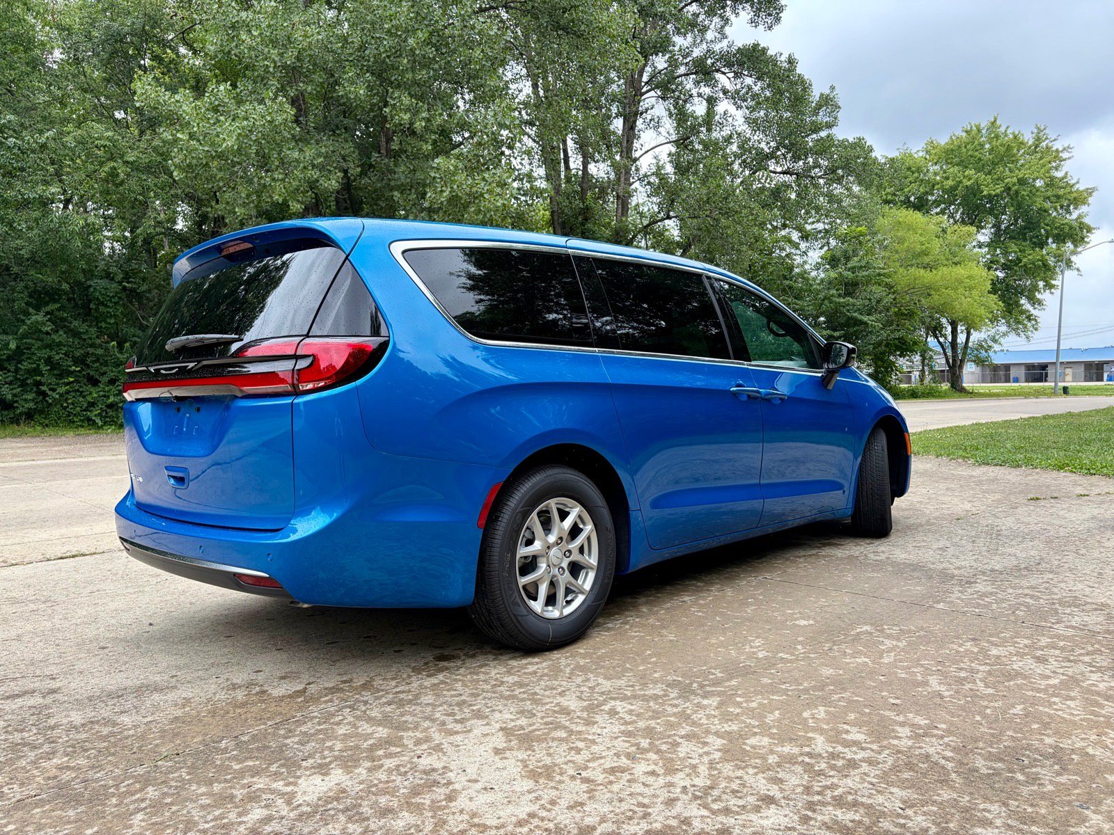 New 2027 Chrysler Pacifica Select FWD image 10