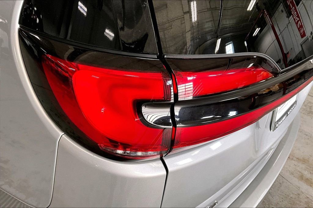 Used 2024 Chrysler Pacifica Touring-L FWD image 29