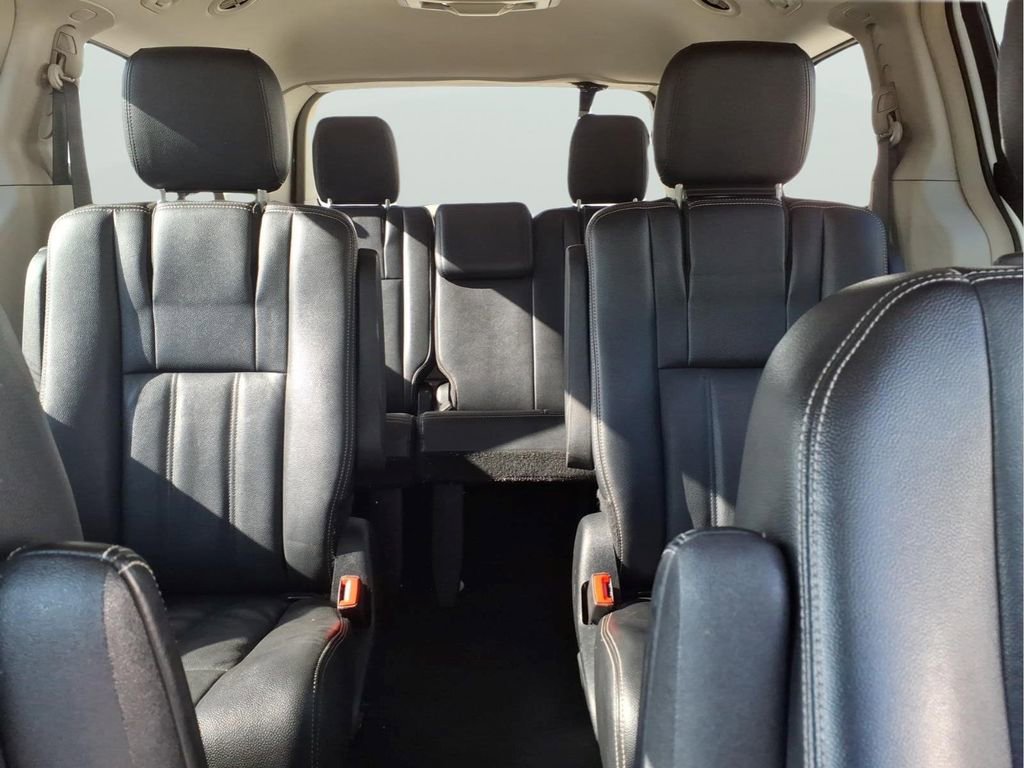 Used 2014 Chrysler Town & Country Touring FWD image 31