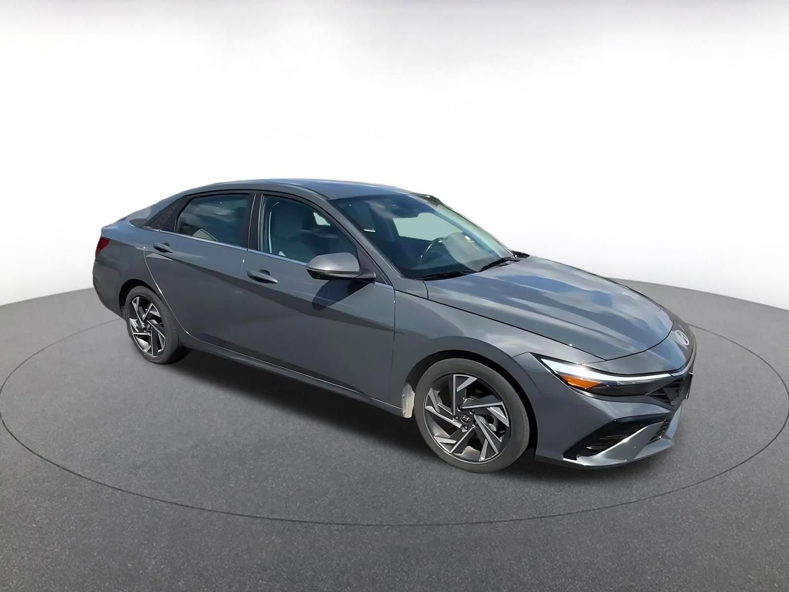 Used 2025 Hyundai Elantra Limited FWD image 2