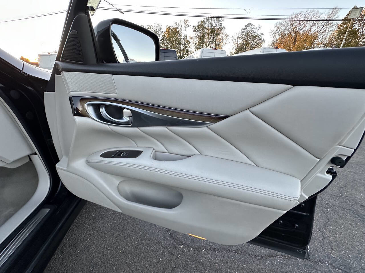 Used 2011 INFINITI M37 x w/ Deluxe Touring Pkg image 14