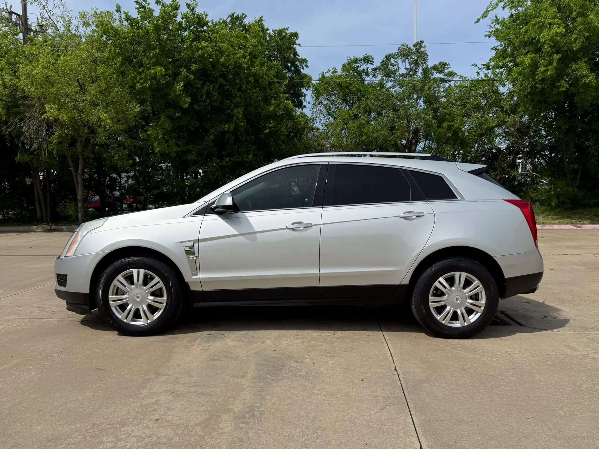 Used 2010 Cadillac SRX Luxury FWD image 3