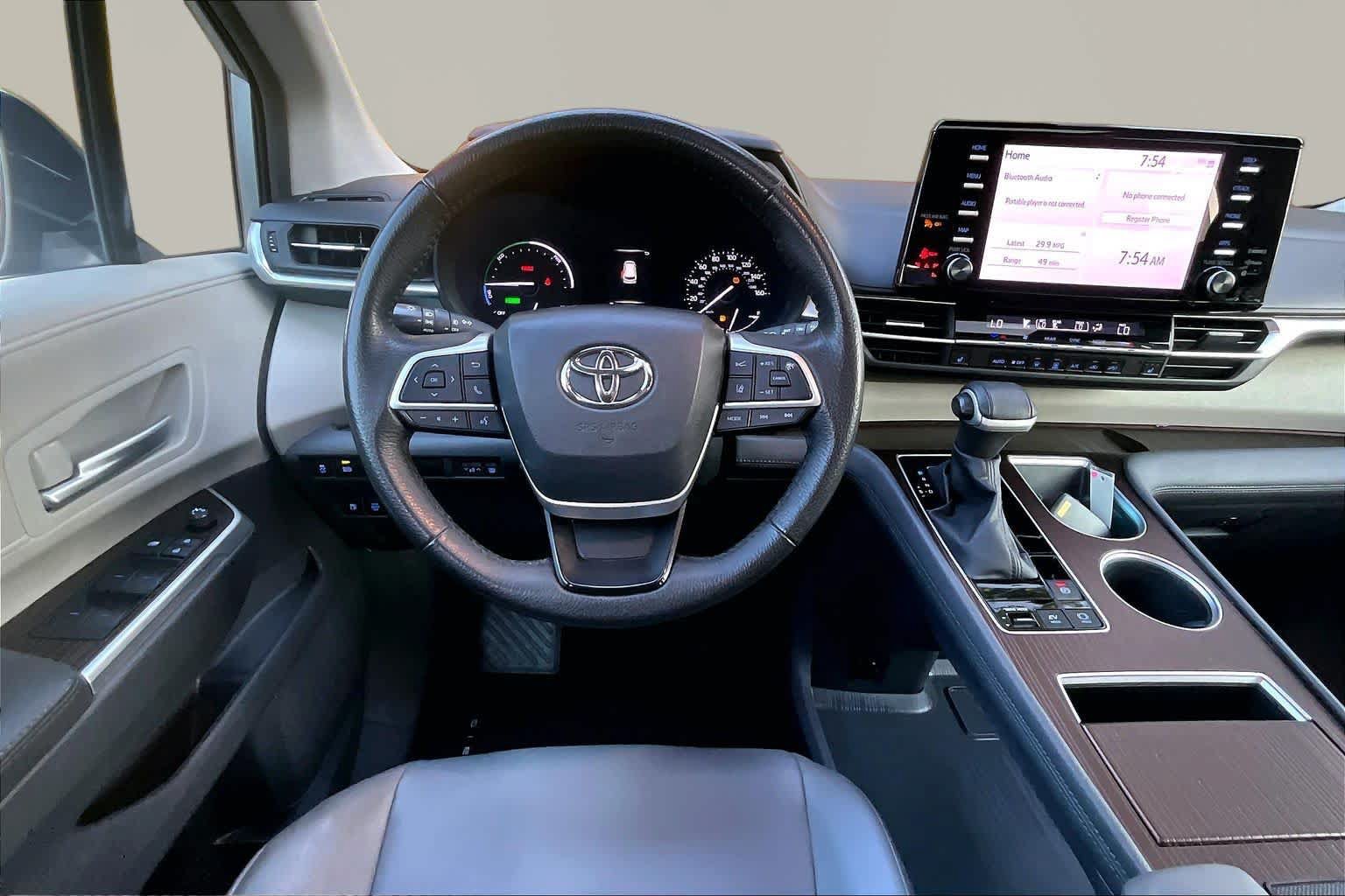 Certified 2023 Toyota Sienna XLE FWD image 6