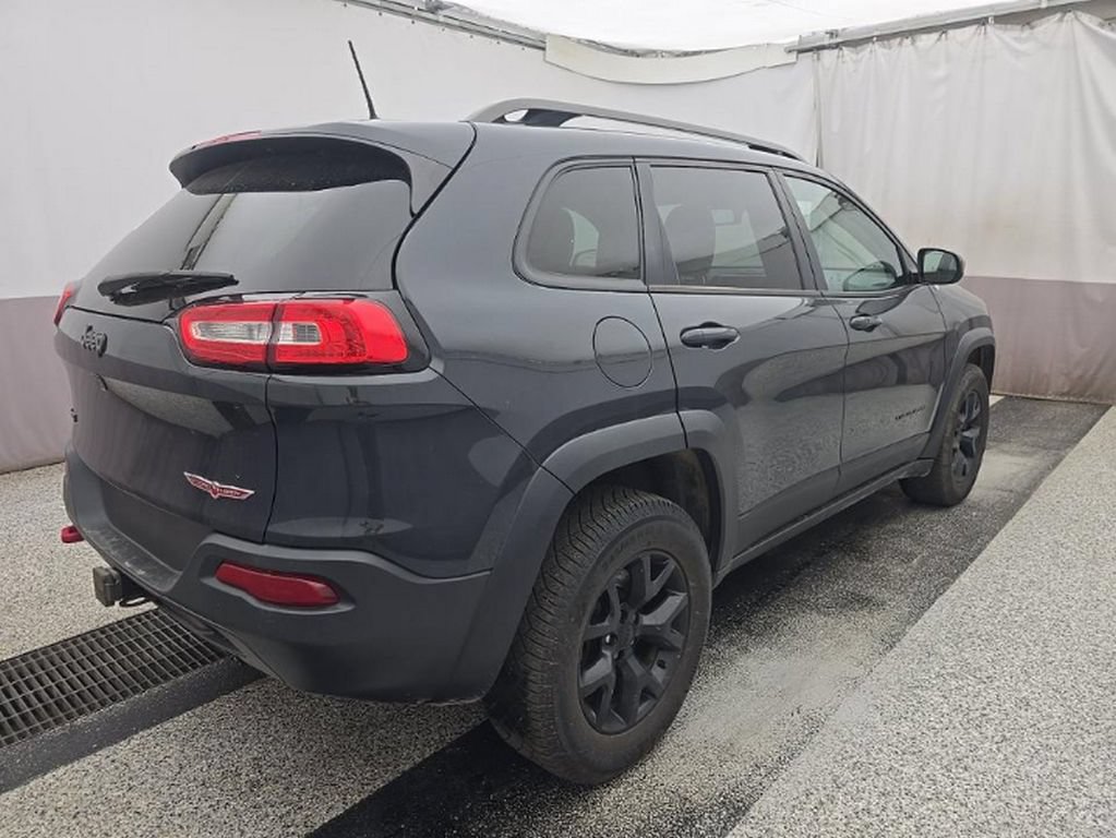 Used 2017 Jeep Cherokee Trailhawk w/ Comfort & Convenience Group AWD/4WD image 4
