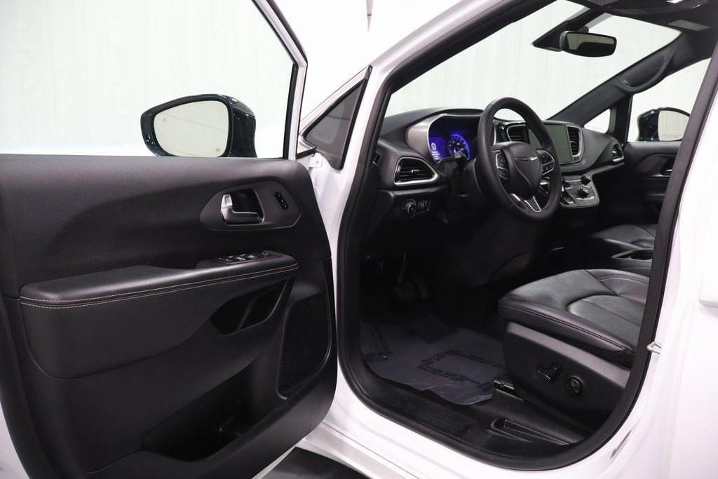 Certified 2025 Chrysler Pacifica Select FWD image 21