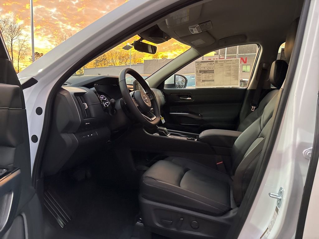 New 2025 Nissan Pathfinder SL image 14