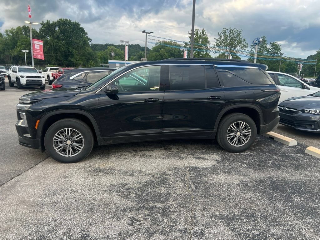 Used 2025 Chevrolet Traverse LT w/ Driver Confidence Package AWD/4WD image 6