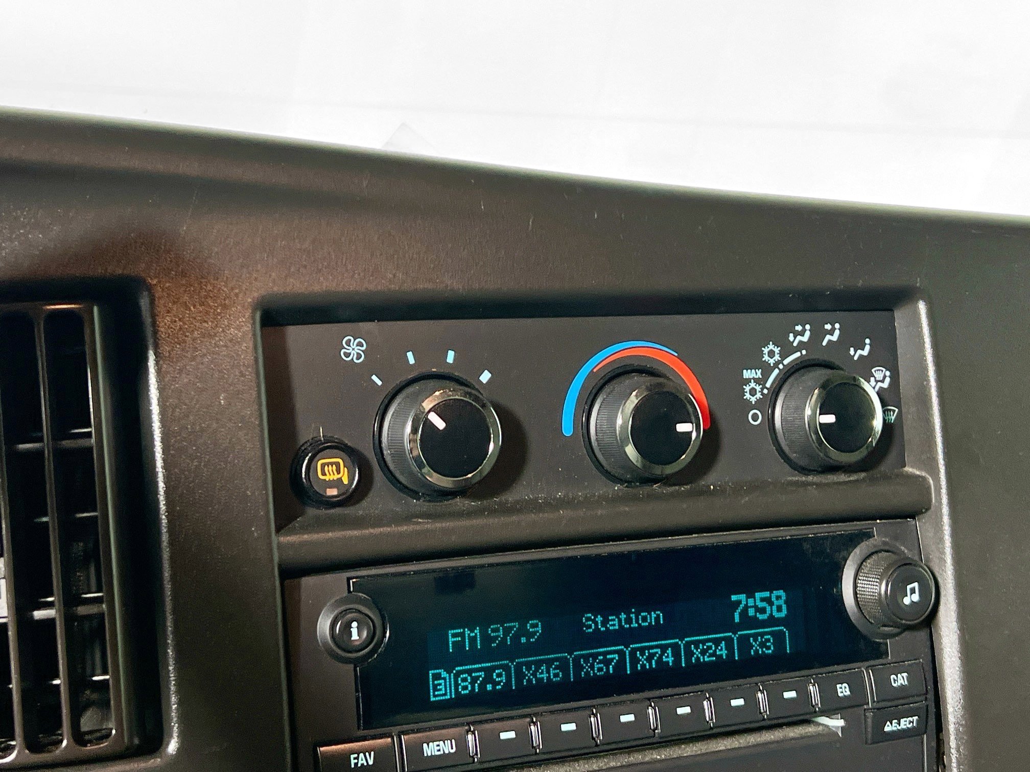 Used 2019 Chevrolet Express 2500 w/ Driver Convenience Package image 25