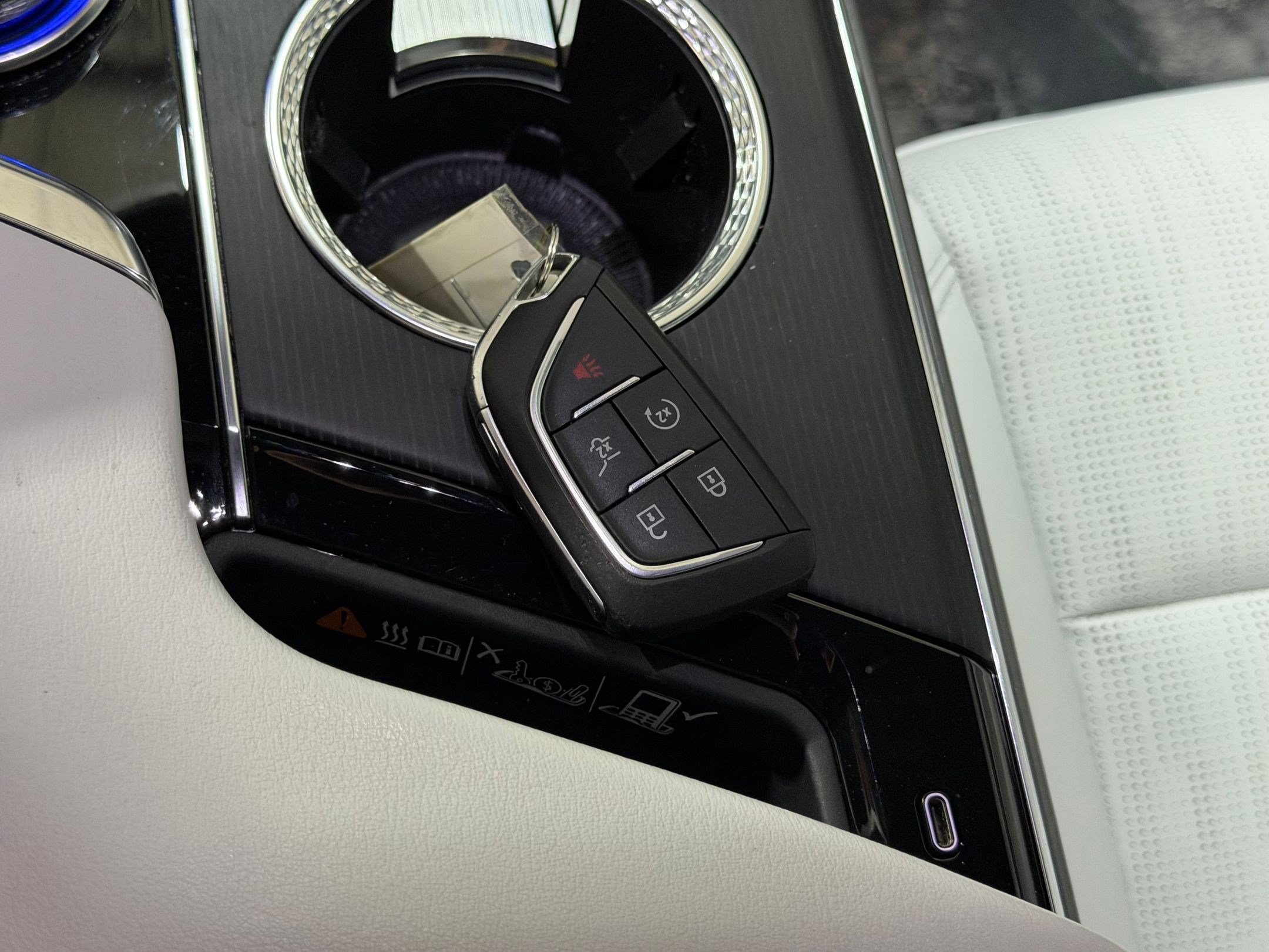 Certified 2024 Cadillac Lyriq Luxury AWD/4WD image 14