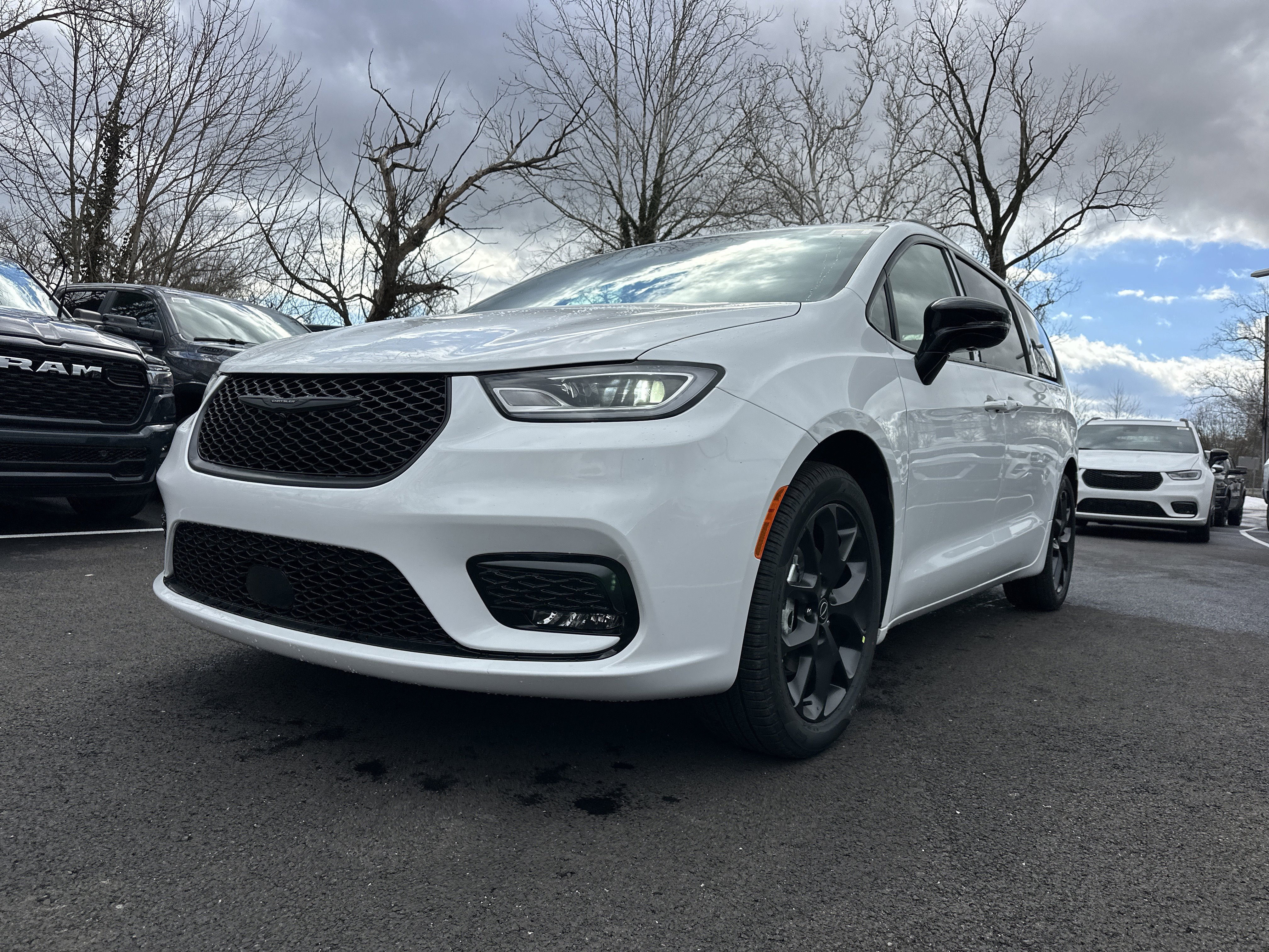 New 2026 Chrysler Pacifica Limited w/ S Appearance Package FWD image 25